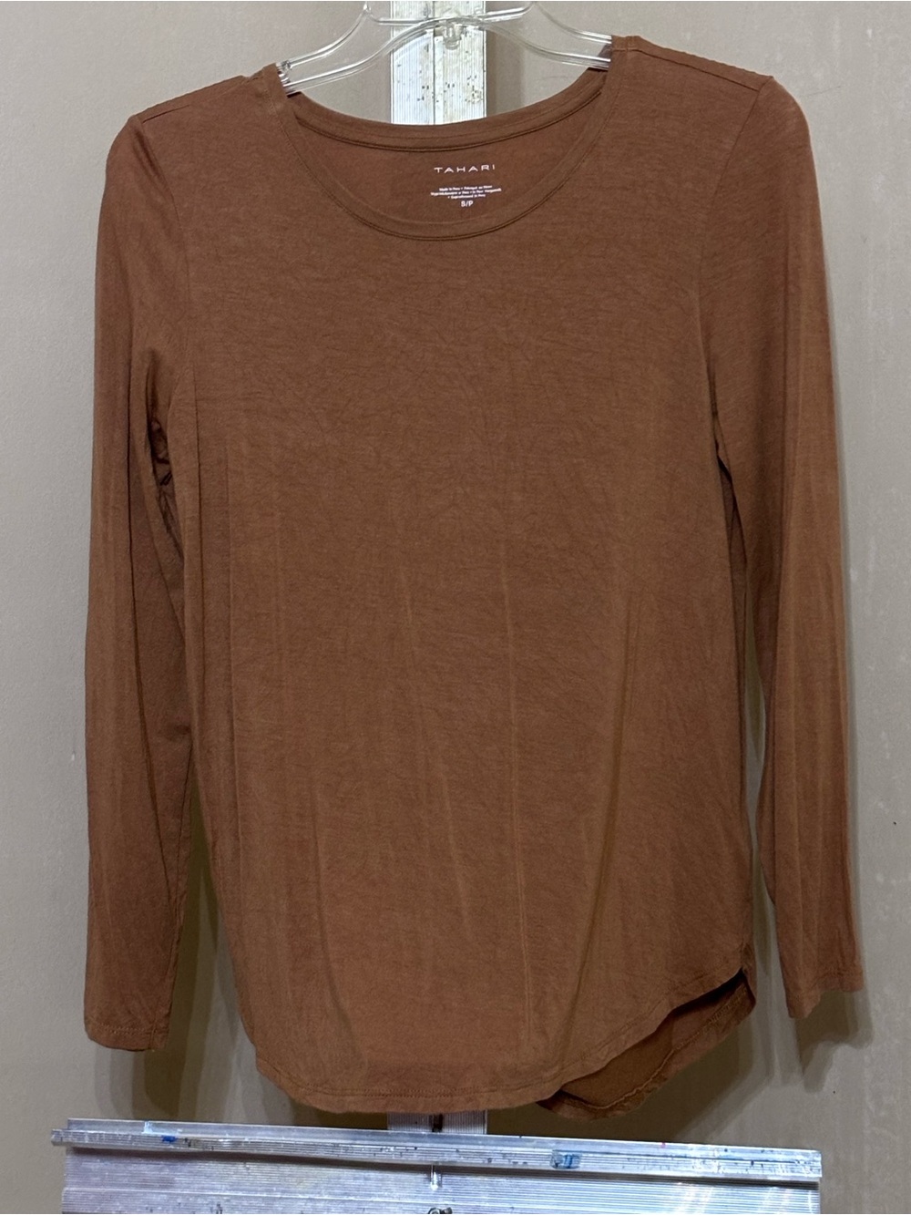 Tahari Gold/Brown Long Sleeve Crewneck Tee